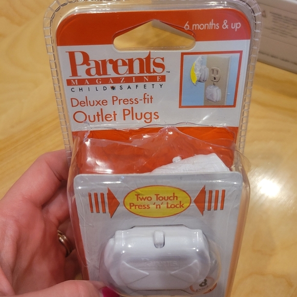 Parents Magazing Child Sagety Delux Press Fit Outless Plugs New - Picture 2 of 6